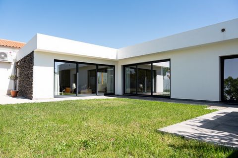 Maison T3 avec vue sur l'une des tours du Château d'Óbidos, située à Óbidos Cette propriété offre les caractéristiques suivantes : 3 chambres (dont une suite parentale) avec dressing ; Salon et cuisine décloisonnés (open-space) ; Buanderie ; 3 salles...