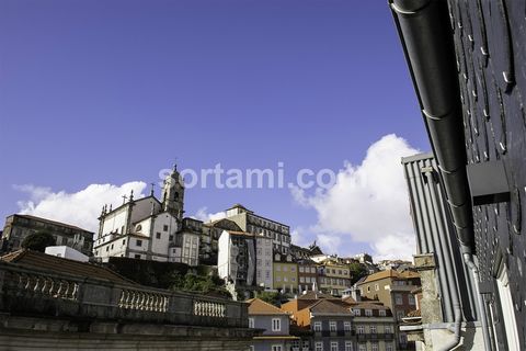 Two bedroom apartment next to the market Ferreira Borges! New apartment, situated in a building from the 19th centuary with a classic facade, completely refurbished, in the centre of Porto. This is the result of a project restoring an old building, w...