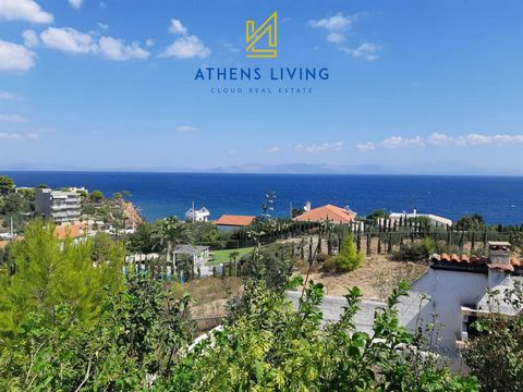 Una preciosa casa unifamiliar en un paraje único, a tan solo 300 metros de la playa y con vistas panorámicas al mar. La casa consta de 2 apartamentos. En la planta baja hay un apartamento de 70m², con 2 dormitorios, salón comedor con chimenea y cocin...