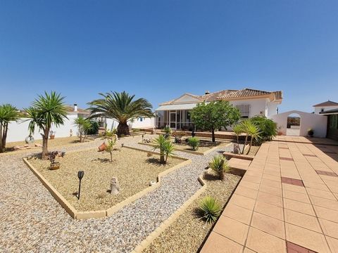 Spanish Property Choice is verheugd u de mogelijkheid te kunnen bieden om een geweldige, grote vrijstaande villa met 3 slaapkamers en 2 badkamers te kopen, gelegen in de zeer gewilde wijk Albox. De villa is 127m2 en ligt op een perceel van 2440m2 dat...