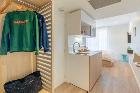 Nos appartements sont « prêts à vivre », entièrement meublés et équipés : • Studio 1 pièce • Lit 160x200cm et son matelas ultra premium • Placard/Penderie/Lit coffre avec rangements • Kitchenette équipée • Coin repas/bureau • Salle de bain privative ...