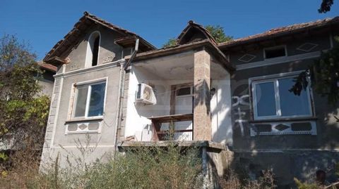 Agenzia SUPRIMMO: ... Situata in un tranquillo villaggio, a circa 40 km da Veliko Tarnovo e a 20 km da Pavlikeni, questa casa in mattoni a due piani offre la possibilità di trasformazione in base alle esigenze dei nuovi proprietari. Al primo piano c'...