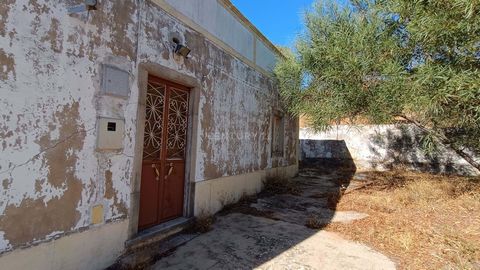 Maison traditionnelle de l'Algarve à restaurer à Santa Bárbara de Nexe, Faro. Avec un total de 392 m2 de terrain et 117 m2 de logements, le potentiel de ce bien est à votre disposition. Entourée par la nature, à seulement 15 minutes de l'aéroport de ...