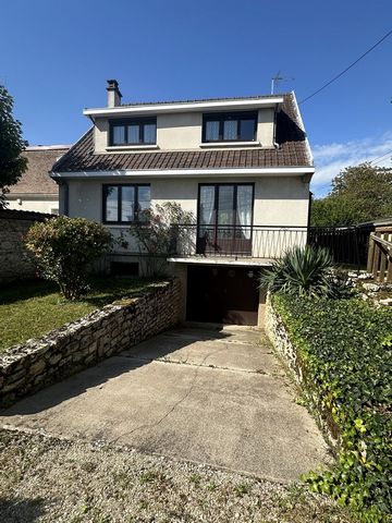 LE MEE SUR SEIN - Dans rue recherchée du Mée Village, maison sur sous-sol total comprenant entrée, cusine aménagée, salon-séjour avec poêle donnant sur un balcon, salle d'eau et WC. A l'étage, palier desservant trois chambres, salle d'eau avec WC. Vo...