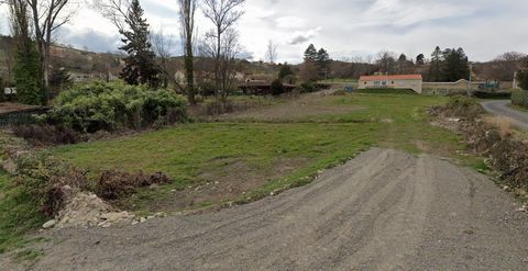 Proche de Riom 63 - Superbe opportunité dans un village à environ 5km de l'autoroute calme et facile d'accès, à la campagne. Grand terrain de plus de 1000 m², rare de nos jours. Son emplacement vous offre de nombreuses possibilités d'agencement pour ...