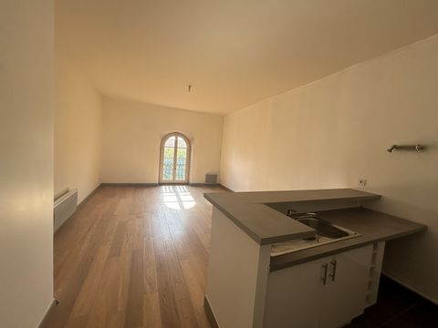 Situé à Nîmes, à proximité de la majestueuse Maison Carrée, ce charmant appartement de type 3 offre une surface habitable de 75.04 m2 . Niché au 3ème étage d'un élégant immeuble ancien, il se distingue par son ambiance lumineuse; Il se compose d'une ...