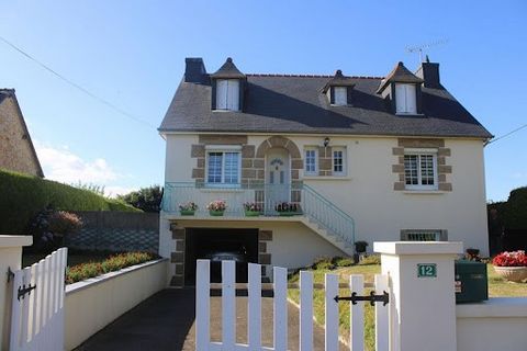 Maison située en plein bourg les écoles à 100m , desservie par tous moyen de transport à 2mn de tous les commerces et services ,la propriété est clôturé avec deux abris en fon de jardin Elle se compose d un sous sol dont garage, cave et chaufferie av...