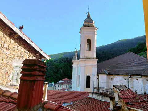 Stadthaus im historischen Zentrum von Ceriana Im charmanten historischen Zentrum von Ceriana bieten wir ein charakteristisches Dorfhaus auf einer Ebene zum Verkauf an, mit Kellerräumen darunter, die den Charme der lokalen Architekturtradition bewahre...