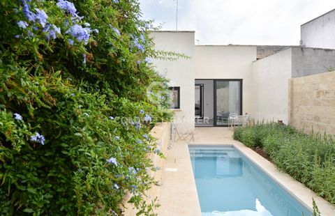 MARITTIMA (DISO) - LECCE - SALENTO A few minutes from the sea, a large, recently renovated detached house is available for sale, boasting a swimming pool in the very private rear garden and offering large internal and external spaces. With a covered ...