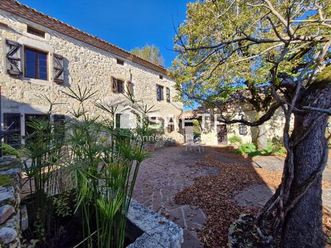 Magnifique ensemble de batisse en pierres sur 5000 m² de terrain aménagés