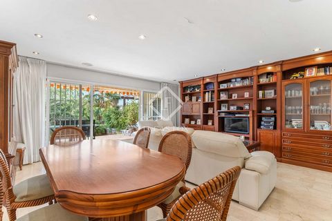 Descubra esta elegante casa adosada de 3 niveles ubicada en la exclusiva zona de Alicante Golf, dentro de un complejo residencial cerrado que ofrece comodidades de primer nivel que incluyen piscina, cancha multideportiva y parque infantil. La planta ...