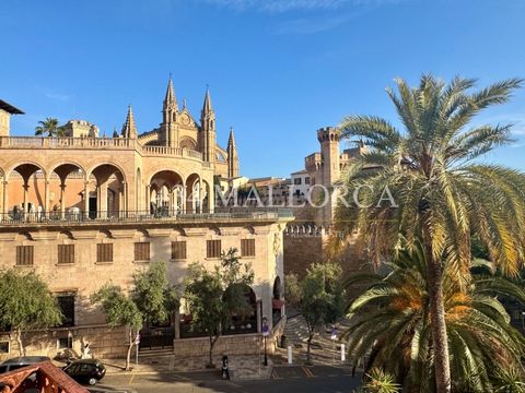 Ubicado en la prestigiosa Plaza de la Reina, de un edificio restaurado ofrece vistas excepcionales a la Catedral de Palma, el Palacio de la Almudaina y la Bahía de Palma. Disfrute de una experiencia única en el corazón de la ciudad. Con dos dormitori...