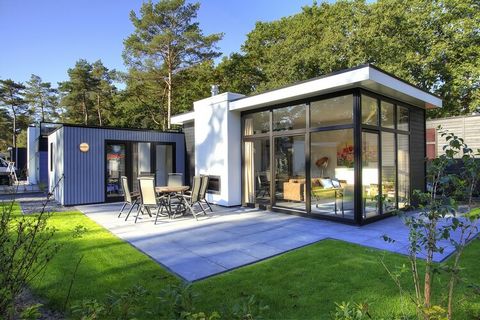 Dit moderne vakantiehuis ligt op het ruim opgezette vakantiepark Resort De Zanding, omringd door natuurgebieden, waaronder het Nationale Park De Hoge Veluwe, op 19 km. ten noordwesten van de gezellige stad Arnhem. Het kleinschalige centrum van Otterl...