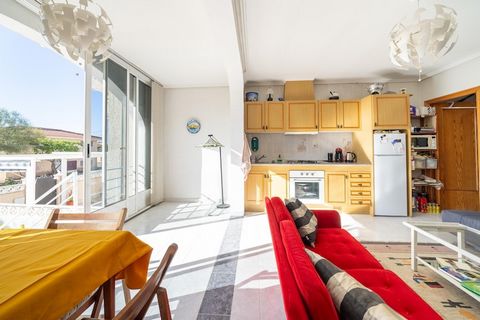 Disfrute de unas vacaciones relajantes en Casita Nicoline, una encantadora casa adosada para dos personas, situada en una tranquila ladera orientada al sur en una calle sin salida. Esta acogedora casa cuenta con un amplio salón/comedor, una cocina ab...