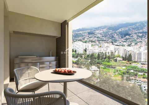 Apartamento T2 com piscina e vista mar com grandes áreas ajardinadas para lazer envolventes. Localizado nos arredores da cidade em zona habitacional, no entanto com muita proximidade a zonas de serviços, escolas, hospitais, entre outros. Esta fração ...