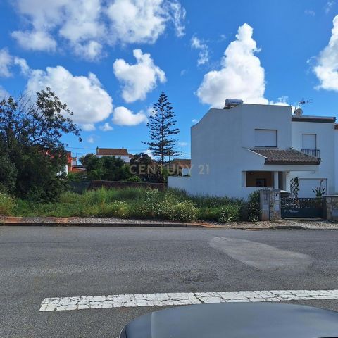 Descubra esta excelente oportunidade em Tunes com um projeto aprovado para uma propriedade de 133m². Ideal para quem procura um espaço personalizável, esta casa oferece a possibilidade de criar o lar dos seus sonhos numa localização privilegiada. Com...