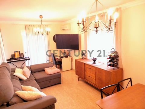 ¿Buscas calidad de vida cerca de todo pero lejos del ruido? Este piso en el edificio Almazara II tiene todo lo que necesitas. Detalles de la propiedad: 3 dormitorios (uno con vestidor y baño completo en suite) Otro baño completo Salón-comedor amplio ...