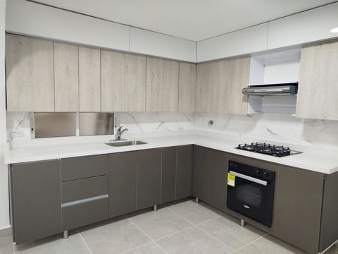 I offer you a multi-family house in Laureles la Castellana a few blocks from the church of Sta Gema. Floor 1 192 m2 2 parking spaces 5 bedrooms 3 ducklings 2 kitchens 3 bathrooms RECENTLY RENOVATED TO BRAND NEW. Features: - Parking - Furnished