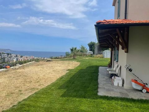 Sanremo – Solaro gebied: Mooi huis volledig gerenoveerd in 2022, verdeeld over twee niveaus. Het biedt een prachtig panoramisch uitzicht op zee en uitzicht over de stad Sanremo. Slechts een paar minuten rijden van de wijk Foce, die goed wordt bediend...