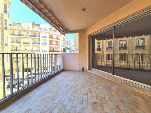 Em um prédio bem conservado. Apartamento de 4 assoalhadas com terraço, de 108m² Carrez lei a ser totalmente renovado. 2 estacionamentos privativos. Composto por uma entrada, uma sala de estar, uma cozinha independente (sala e cozinha abertas para o t...