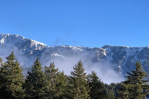 This cozy 32 m² apartment in Chamrousse offers a bright and inviting space for up to 6 guests, making it an ideal base for mountain adventures. Located just 500 meters from both the ski resort and supermarket, and 2 km from the city center, it provid...