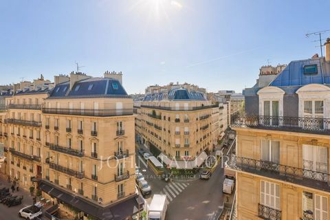 In one of the most beautiful streets of Faubourg-du-Roule, within a stunning 19th-century corner building made of dressed stone, with a caretaker, alone on the landling, we present this beautiful 123,27m² Carrez law (127.25 on floor) apartment locate...