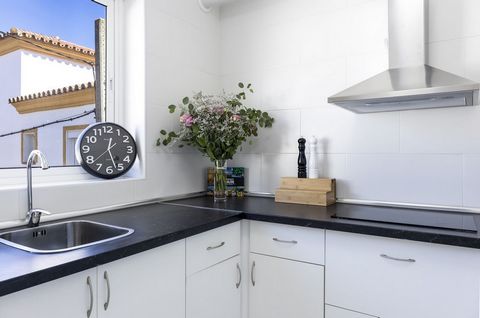 Apartamento Reformado en el Centro del Pueblo Moderno apartamento de 2 dormitorios a solo 1 minuto a pie de restaurantes, bares, tiendas y supermercado. La estación de autobuses está a pocos metros y el Puerto de Sotogrande se puede alcanzar caminand...