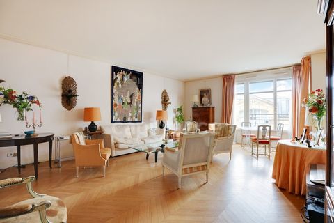 PARIS 7e - Rue de l'Université - Appartement élégant de 103 m2