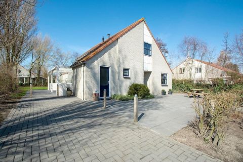 Charmante Kustvilla met Ruimte om te Ontspannen Deze vrijstaande villa ligt op het populaire Landal Park Ooghduyne en is een perfect toevluchtsoord voor gezinnen of groepen die op zoek zijn naar comfort en ruimte. Met een grote, zonnige tuin met drie...