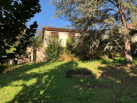 Voici une belle opportunité située à La Celle Saint Cloud, dans le quartier calme et recherché des Gressets, à proximité de la gare de Bougival (ligne L vers Paris Saint-Lazare), des écoles et des commerces. Cette maison de 140 m² est implantée sur u...