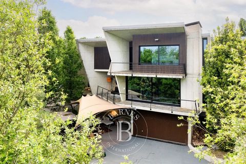 Barnes presenta esta distinguida propiedad de diseño contemporáneo, que combina privacidad, sostenibilidad y una integración armoniosa con el entorno natural. Con una superficie construida de 380 m² distribuidos en tres plantas, la vivienda cuenta co...