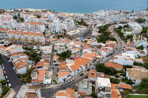 E se acordasses todos os dias a saber que o mar espreita lá fora? Este apartamento T3 está localizado no centro de Albufeira, próximo do centro histórico da cidade, da praia e de todos os serviços essenciais. A poucos minutos a pé, podes encontrar re...