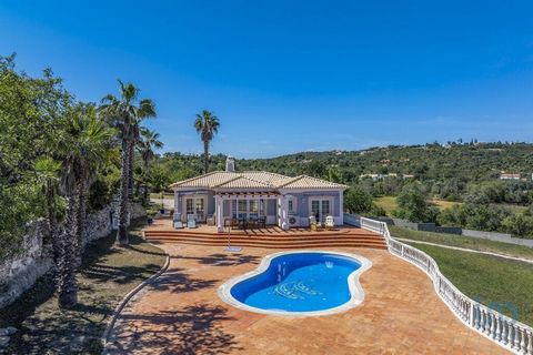 Moradia Tradicional Bem Localizada, Boliqueime Situada nos arredores da requisitada vila de Boliqueime, esta moradia está orgulhosamente inserida num amplo terreno elevado, com vistas panorâmicas para o campo e para a costa. A propriedade está atualm...