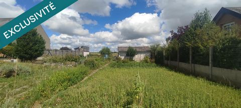Terrain constructible d'environ 884 m2, environ 18 m de façade, au calme. Idealement situé à Solesmes avec vue sur la campagne !