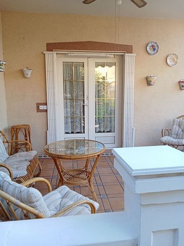 Geschakelde hoekwoning op slechts 100 meter van het strand in Santiago de la Ribera (San Javier) Als u op zoek bent naar ruimte, licht en nabijheid van de zee, dan is dit uw kans. Deze charmante geschakelde woning, gelegen in een van de meest gewilde...