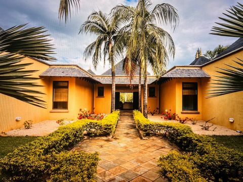 Trakteer uzelf op een uitzonderlijke levensstijl in een van de meest gewilde woonwijken in het westen van Mauritius: Tamarina Golf Estate, een oase van natuur en luxe. Deze ruime villa van 551 m², gebouwd op 2.845 m² bebost land, biedt 5 slaapkamers,...