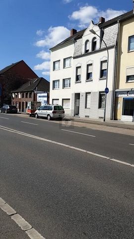 L’immeuble d’appartements d’investissement à Mönchengladbach offre une opportunité d’investissement attrayante avec ses 16 chambres et son terrain à bâtir supplémentaire. Les locataires qui paient de manière fiable assurent un rendement solide. La pr...