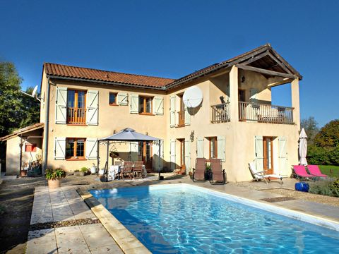 Spacieuse maison contemporaine dans un petit village du Causse
