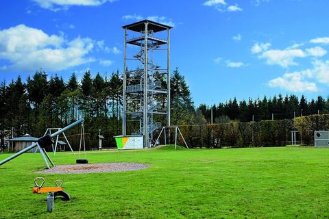 Eingebettet in die friedliche Landschaft von Hellenthal bietet dieses charmante Ferienhaus für zwei Personen die perfekte Mischung aus Natur und Komfort. Das Erdgeschoss verfügt über eine voll ausgestattete Küche mit modernen Geräten, ideal zum gemei...