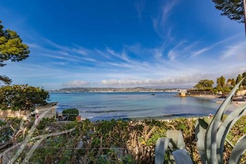 Prachtige villa aan de westkant van Cap d'Antibes. Ideaal gelegen, in een afgesloten gebied, met uitzicht op het strand van Ondes. Het perceel is 1448 m². De bewoonbare oppervlakte is 142 m² + een studio van 27 m² en een garage van 100 m². Het vereis...
