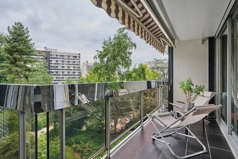 Parijs 16e - Place de MexicoOp de derde verdieping van een beveiligde residentie, een driekamerappartement in zeer goede staat en badend in licht, met een oppervlakte van 80m2. Het appartement bestaat uit een entree, een dubbele woonkamer met een bal...