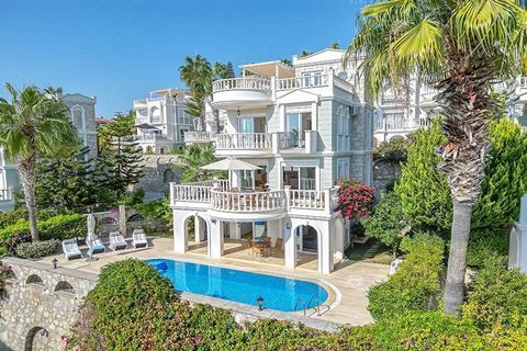 EEN UNIEKE KANS IN HET LEVEN IN ALANYA KONAKLI! Luxe villa op slechts 300 meter van de zee Uw droomleven in de Middellandse Zee wacht hier op u! Gelegen in Konaklı, een van de exclusieve regio's van Alanya, zal deze 4+1 villa met uitzicht op zee zowe...