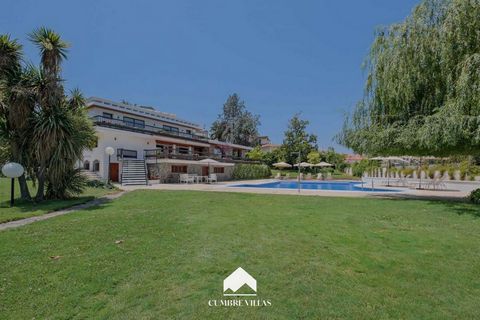 Cumbre Villas presenteert La Finca La Cabaña, gelegen in Gójar, vlakbij het natuurpark Sierra Nevada en op 8 km van Granada. Dit pand combineert natuurlijke schoonheid met een modern en functioneel ontwerp en is ideaal voor residentie, toerisme of za...