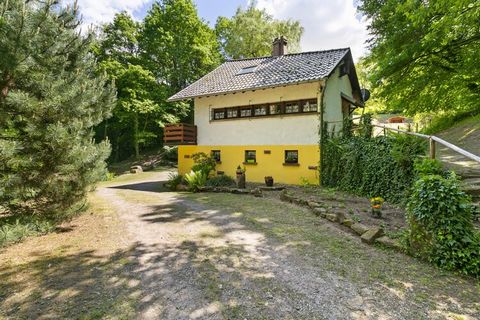 Grand chalet forêstier très calme en pleine nature, idéal pour se ressourcer en famille ou entre amis. 2 chambre + 1 clic clac. Animaux autorisés. Beaucoup de terrain, possibilité de faire du feux en extérieur, bois à disposition. Chemin de randonnée...