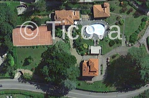 1072I - Ticova onroerend goed biedt een Immaculate Family Estate te koop aan met 2 halfvrijstaande woningen in LAGO GHIRLA. Een recenter gebouwd herenhuis en een historische villa in uitzonderlijke staat met uitzicht op het meer. In het fantastische ...