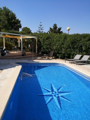 Groot huis met uitzicht op zee! Prachtige villa met eigen zwembad 4 slaapkamers 3 badkamers! Beschrijving: - hoofdverdieping: * Grote woonkamer - eetkamer met open haard met toegang tot het terras met uitzicht op de zee * Goed uitgeruste open keuken ...