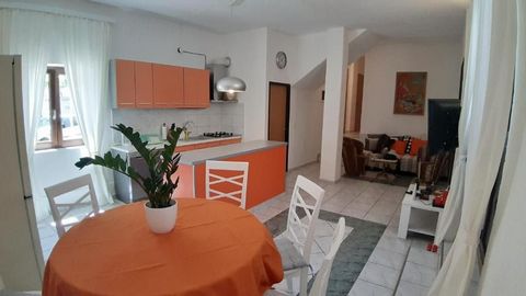 ISTRIË, VRSAR - Gerenoveerd huis in de oude stad! In het vastgoedaanbod van DUX presenteren wij u een prachtig pand in hartje Vrsar, in een rustige omgeving! Dit is een geheel gerenoveerd familiehuis, met aandacht voor authenticiteit en comfort. Wij ...