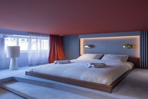 Dit designappartement, ontworpen door architect Maxime De Campenaere, biedt u een unieke ervaring in het hart van Parijs. Het is gerenoveerd in 2025 en ligt in een levendige en centrale wijk, op loopafstand van de belangrijkste bezienswaardigheden, p...