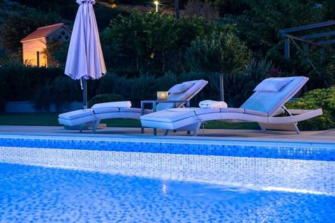 Das Haus verfügt über eine große Terrasse mit einer Fläche von ca. 35 m2, die sich auf der Vorderseite nach Süden hin befindet. Die Terrasse ist mit Gartenmöbeln ausgestattet und bietet einen Ausblick auf den Pool und den Großteil des Gartens. Die Gr...