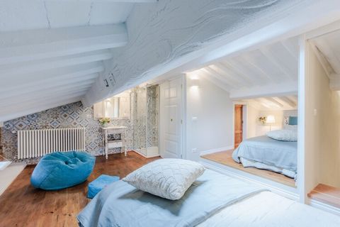 Nascosto in una tranquilla strada laterale a pochi passi da Piazza del Duomo di Lucca, questo grazioso appartamento al secondo piano offre un rifugio di pace nel cuore della città. Con le sue travi in legno a vista e gli interni caldi e accoglienti, ...